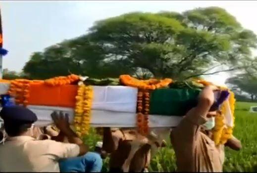 शहीद धीरेंद्र त्रिपाठी को अंतिम विदाई देने पहुंचे सीएम शिवराज सिंह चौहान, परिवार को एक करोड़ की मदद का ऐलान Martyr Dhirendra Tripathi funeral in Satna Madhya Pradesh शहीद धीरेंद्र त्रिपाठी को अंतिम विदाई देने पहुंचे सीएम शिवराज सिंह चौहान, परिवार को एक करोड़ की मदद का ऐलान