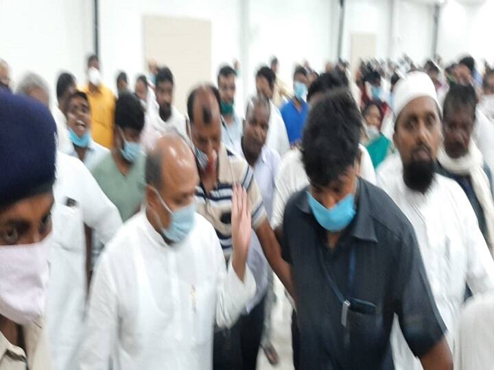 Bihar Polls: JDU की प्रेस कॉन्फ्रेंस से पहले जमकर हंगामा, तमाशा देखते रह गए ललन सिंह और आरसीपी सिंह Bihar Polls:Uproar during press conference at JDU office ann Bihar Polls: JDU की प्रेस कॉन्फ्रेंस से पहले जमकर हंगामा, तमाशा देखते रह गए ललन सिंह और आरसीपी सिंह