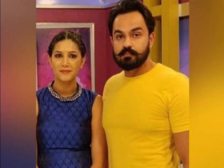 सपना चौधरी के पति वीर साहू (Veer Sahu) सिंगर होने के साथ-साथ एक एक्टर भी हैं. उन्होंने कई म्यूजिक वीडियोज में अपनी आवाज देने के साथ-साथ एक्टर के तौर पर एपीयरेंस भी दी है. उन्‍हें हरियाणा का 'बब्बू मान' कहा जाता है.