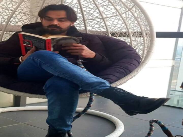 वीर साहू सिंगर होने के साथ-साथ एक एक्टर भी हैं. उन्होंने कई म्यूजिक वीडियोज में अपनी आवाज देने के साथ-साथ एक्टर के तौर पर एपीयरेंस भी दी है. उन्‍हें हरियाणा का बब्बू मान कहा जाता है. 