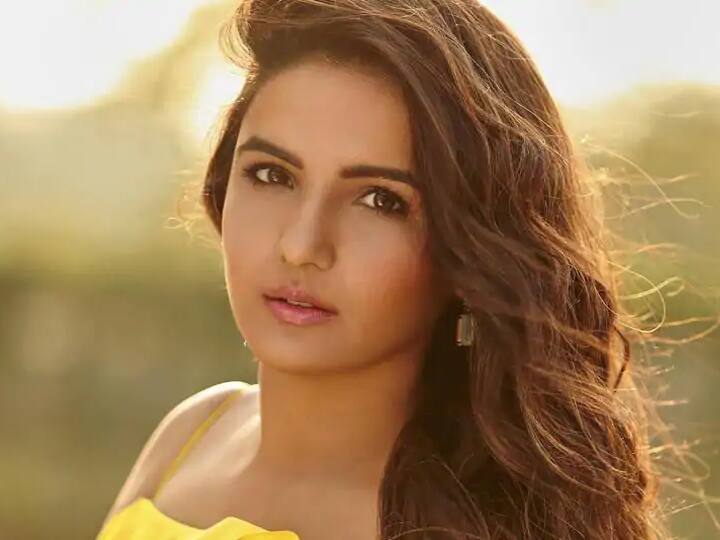 जवाब देते हुए परेशान जैस्मिन कहती हैं- धोए तो थे लेकिन मुझे लगता है कि ये साफ नहीं धुले. क्योंकि इन कपड़ों से अभी तक साबुन निकल रहा है. मैं कितना धोऊं इन्हें. मैंने कभी कपड़े नहीं धोए. मुझे मां की बहुत याद आ रही है. 