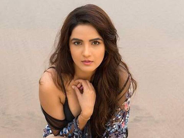 जैस्मिन आगे कहती हैं मैने इतनी मेहनत से इन कपड़ों को धोया था. अब तो मुझे रोना आ रहा है इन्हें दोबारा धोने में. अभिनव कहते हैं कि हम धो देंगे. जैस्मिन कहती हैं कि बाथरूम में बैठने के लिए पट्टा भी नहीं है मेरी कमर में दर्द हो गया है. 