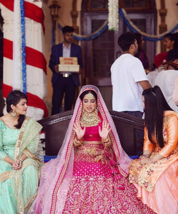 सारा गुरपाल इस ब्राइडल सूट में किसी असली दुल्हन से कम नहीं लग रही. इन तस्वीरों में सारा गुरपाल काफी खुश दिखाई दे रही हैं.आपको बता दें कि सारा गुरपाल ना सिर्फ एक सिंगर और एक्ट्रेस हैं बल्कि वो एक फैशन डिजाइनर भी हैं. उन्होंने चंडीगढ़ से फैशन डिजाइनिंग का कोर्स किया है.