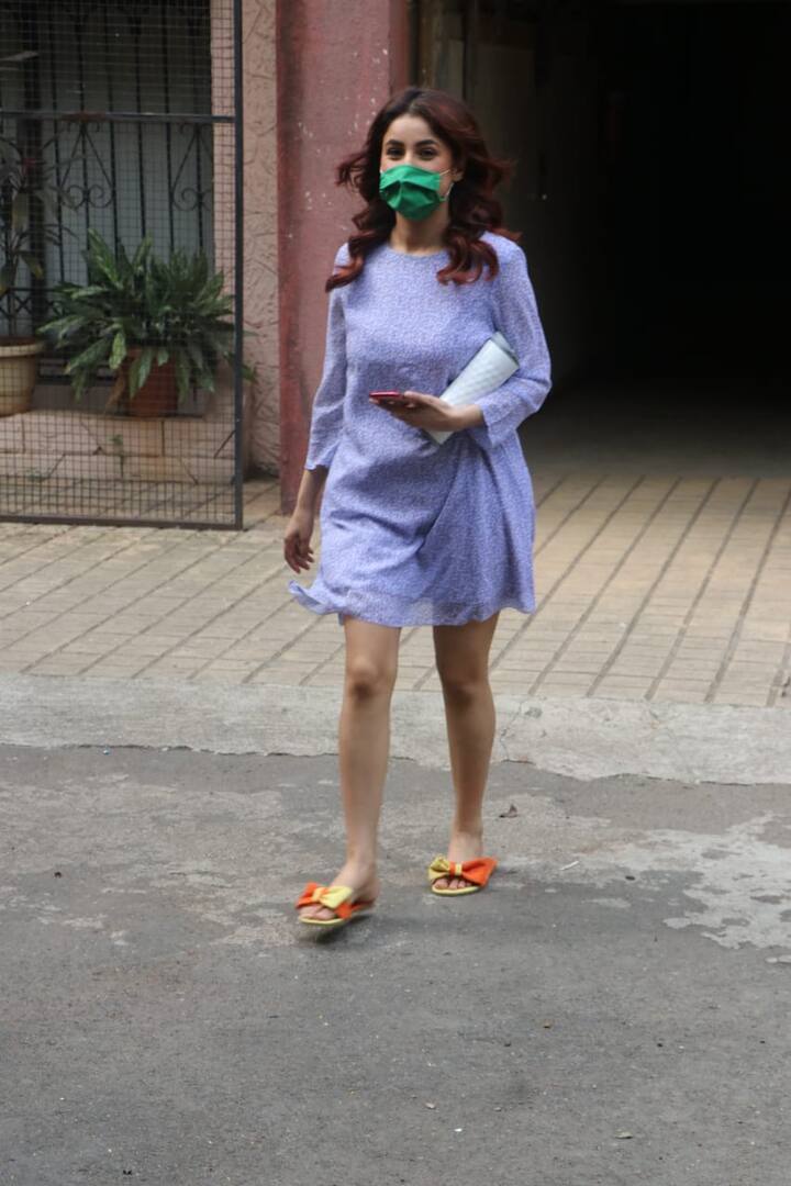 बिग बॉस की एक्स कंटेस्टेंट शहनाज गिल शूटिंग से ब्रेक के दौरान मुंबई में स्पॉट हुईं. शहनाज ने अपने चेहरे पर हरे रंग का मास्क लगाया हुआ था. कैमरे पर उन्होंने खूबसूरत अंदाज में पोज दिए. (तस्वीर- Manav Manglani)