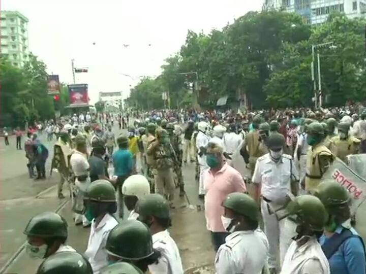 Kolkata Live Updates: ममता बनर्जी के खिलाफ BJP कार्यकर्ताओं का संग्राम, लाठीचार्ज, आंसू गैस के गोले छोड़े गए West Bengal Police use water cannon & lathi-charge to disperse BJP workers during a protest Live Updates Kolkata Live Updates: ममता बनर्जी के खिलाफ BJP कार्यकर्ताओं का संग्राम, लाठीचार्ज, आंसू गैस के गोले छोड़े गए