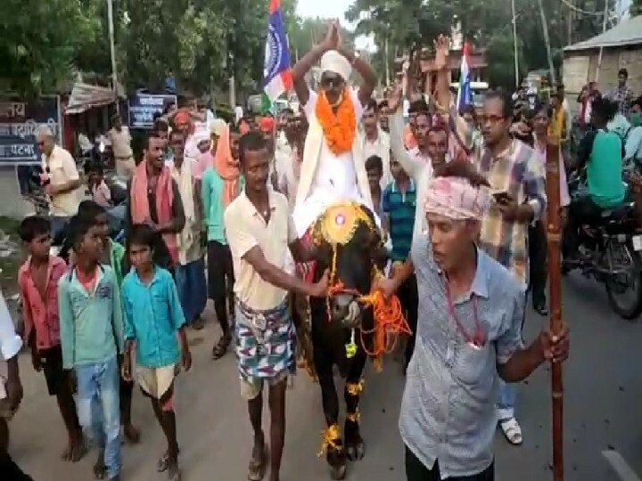 Bihar Election: Leader trapped in riding buffalo, administration registers FIR under these sections ann बिहार चुनाव: भैंसे की सवारी कर फंस गए नेता जी, प्रशासन ने इन धाराओं के तहत दर्ज की FIR