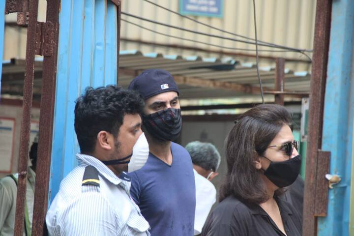 दरअसल, उनकी दादा राज कपूर के घर कुछ कंस्ट्रक्शन का काम चल रहा है. ( Photo Credit: Manav Manglani)