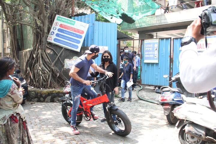 इस दौरान रणबीर कपूर अपनी साइकिल से और नीतू कपूर अपनी गाड़ी से आई थीं. ( Photo Credit: Manav Manglani)