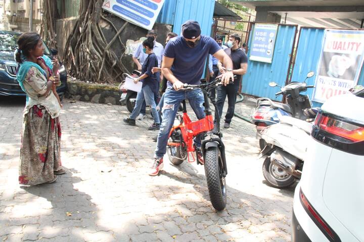 तस्वीरों में आप देख सकते हैं कि इस दौरान दोनों ने चेहरे पर मास्क लगाया हुआ था. ( Photo Credit: Manav Manglani)