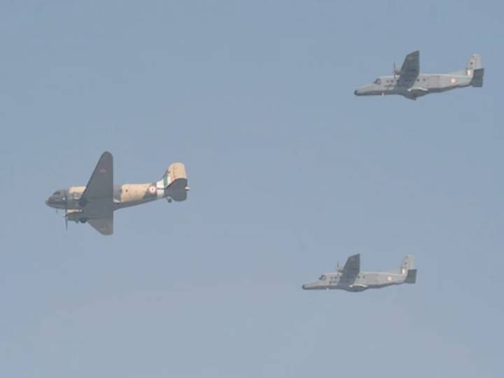 इस कार्यक्रम में वायुसेना के नए एयरचीफ मार्शल राकेश कुमार सिंह भदौरिया ने भी पहली बार वायुसेनाध्यक्ष के तौर पर परेड की सलामी ली.