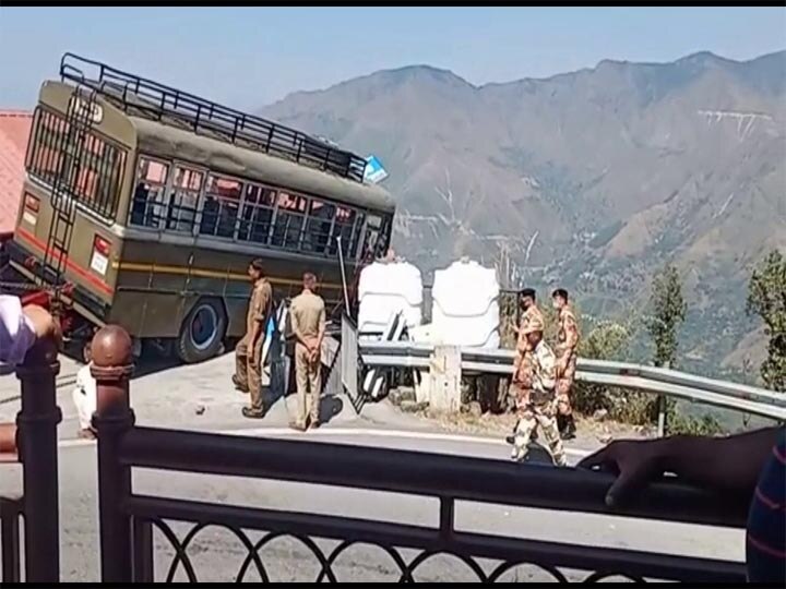 ITBP Jawan narrow escape when bus uncontrolled in Mussoorie ann मसूरी में बड़ा हादसा टला, ब्रेक फेल होने से बस रेस्टोरेंट से टकराकर खाई में लटकी,ITBP के 40 जवान बाल बाल बचे