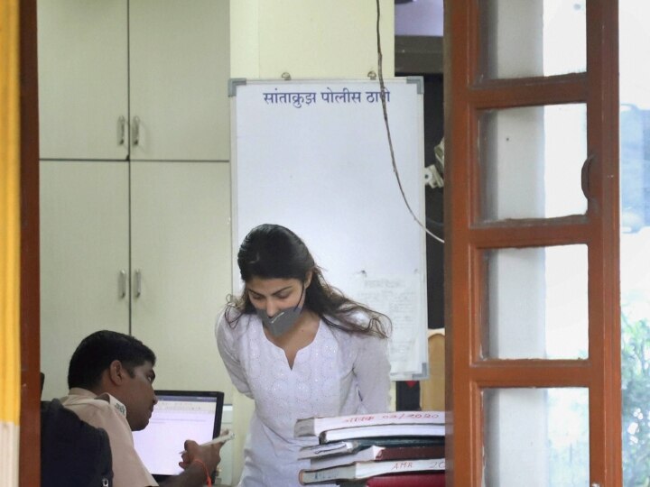 PHOTOS: सांताक्रुज थाने पहुंच रिया चक्रवर्ती ने लगाई हाजरी, देखें जेल से बाहर आने के बाद की तस्वीरें