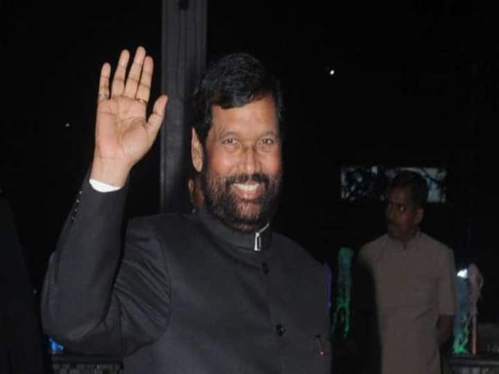 लंबे समय से बीमार चल रहे केंद्रीय मंत्री रामविलास पासवान का निधन हो गया है. उन्होंने दिल्ली के एस्कॉर्टस हॉस्पिटल में अंतिम सांस ली. लोजपा अध्यक्ष चिराग पासवान ने ट्वीट कर ये जानकारी दी है. 