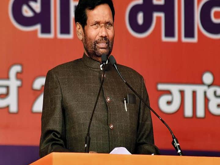 1975 में इमरजेंसी की घोषणा के बाद रामविलास पसवान को गिरफ्तार किया गया और उन्होंने इमरजेंसी के दौरान पूरी अवधि जेल में ही गुजारी. 1977 में उन्हें रिहा किया गया. 