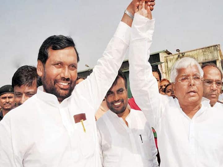 रामविलास पासवान 1996 से 2018 तक बनी कई पार्टियों की लगभग सभी सरकारों में मंत्री रहे. यही वजह है कि उनके विरोधी उन्हें मौसम वैज्ञानिक तक पुकारते रहे. तीन दशक से सभी सरकारों में केन्द्रीय मंत्रिमंडल में उनकी उपस्थिति रही. लालू प्रसाद यादव ने रामविलास पासवान के ट्वीट कर अपनी संवेदनाएं प्रकट की है. 