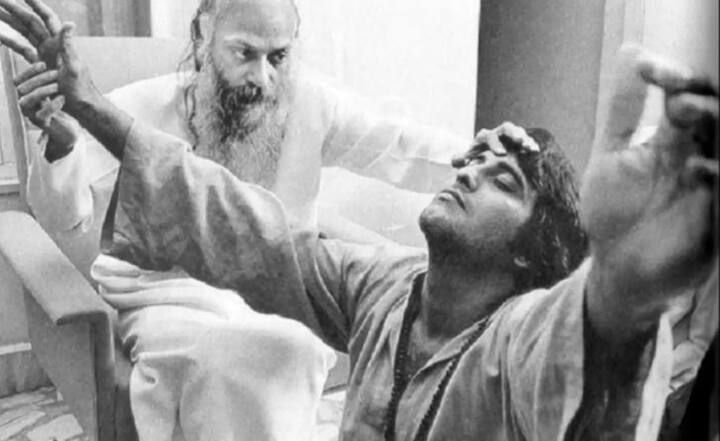 विनोद खन्ना: बॉलीवुड सुपरस्टार विनोद खन्ना भी एक समय में बॉलीवुड को पूरी तरह से अलविदा कहकर अध्यात्मिका की तरफ मुड़ गए थे. विनोद खन्ना 80 की दशक की शुरुआत में अपने करियर की ऊंचाइयों पर थे. उनकी फिल्म कुर्बान सुपरहिट साबित हुई थी. इसी बीच एक्टर ने एक ऐसा फैसला लिया जिसने सभी को चकित कर के रख दिया. वे अध्यात्मिक गुरु ओशो की शरण में चले गए और उन्होंने सन्यास ले लिया. हालांकि बाद में उन्होंने फिर से बॉलीवुड में कमबैक कर लिया था. 