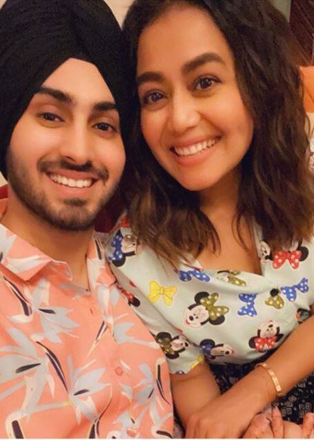 सभी तस्वीरें नेहा और रोहनप्रीत के ऑफिशियल इंस्टाग्राम से ली गई हैं.