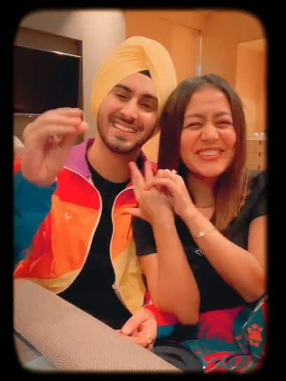 नेहा और रोहनप्रीत ने कुछ दिनों पहले ये वीडियो शेयर किया था जो कि सोशल मीडिया पर खूब वायरल हुआ था.