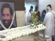 रामविलास पासवान को श्रद्धांजलि देने पहुंचे प्रधानमंत्री को देख रोने लगे चिराग पासवान, पीएम मोदी ने बंधाया ढांढस