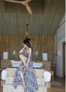 IN Pics: एक बार फिर अपनी तस्वीरों से मौनी रॉय ने बिखेरा जलवा, बीच पर कर रहीं इंजॉय