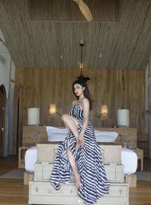 IN Pics: एक बार फिर अपनी तस्वीरों से मौनी रॉय ने बिखेरा जलवा, बीच पर कर रहीं इंजॉय