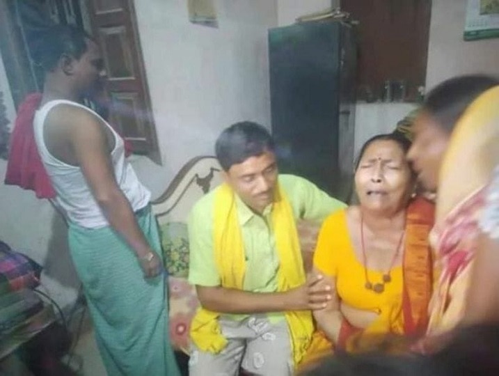 पति के साथ के बाद अब पति की निशानी भी छूटी,पति का शव देख फूट-फूटकर रो पड़ी रामविलास पासवान की पहली पत्नी राजकुमारी देवी Rajkumari devi first wife of late Ramvilas paswan burst into tears after seeing her husband's dead body. ann पति के साथ के बाद अब पति की निशानी भी छूटी,पति का शव देख फूट-फूटकर रो पड़ी रामविलास पासवान की पहली पत्नी राजकुमारी देवी