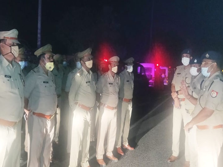 ग्रेटर नोएडा: यमुना एक्सप्रेसवे पर आधी रात को DCP ने बुलाई मीटिंग, पुलिसकर्मियों से बोले- रात 2 बजे करें गश्त DCP rajesh singh took review at mid night on yamuna express way in greater noida ann ग्रेटर नोएडा: यमुना एक्सप्रेसवे पर आधी रात को DCP ने बुलाई मीटिंग, पुलिसकर्मियों से बोले- रात 2 बजे करें गश्त