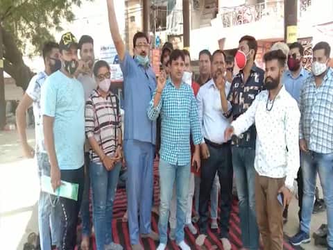 राजस्थान में पुजारी को जिंदा जलाये जाने के विरोध में सहारनपुर में प्रदर्शन, लोगों में आक्रोश राजस्थान में पुजारी को जिंदा जलाये जाने के विरोध में सहारनपुर में प्रदर्शन, लोगों में आक्रोश