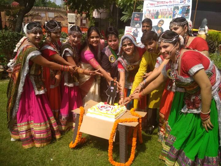 बिग बी के जन्मदिन पर उनके शहर प्रयागराज में पूरे दिन इसी तरह से आयोजन होते हैं. 