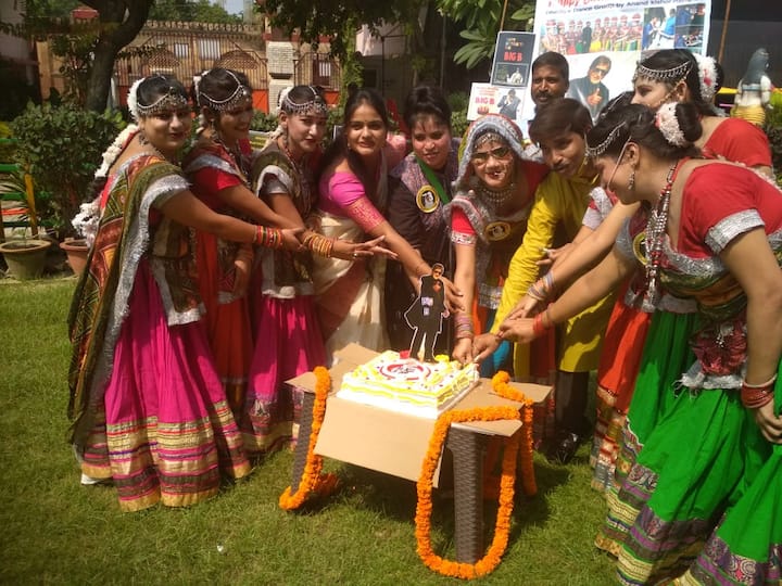 आज भी यहां कहीं केक काटा जा है तो कहीं इसी तरह से डांस कर खुशियां मनाई जा रही है. 