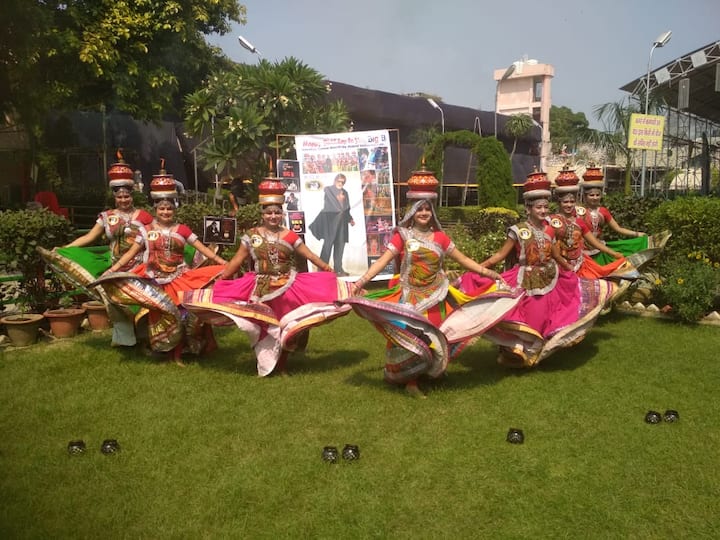 इन लोक कलाकारों ने सदी के महानायक की जन्मस्थली पर जन्मदिन का केक भी काटा और जमकर खुशियां मनाईं. 
