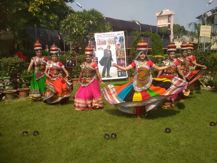 बिग बी की तस्वीरों के साथ ये महिला कलाकार ट्रेडिशनल ड्रेस में जमकर झूमी नाचीं और खुशियां मनाईं.
