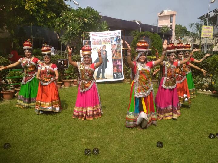 इस मौके पर इन कलाकारों का उत्साह देखते ही बन रहा था.