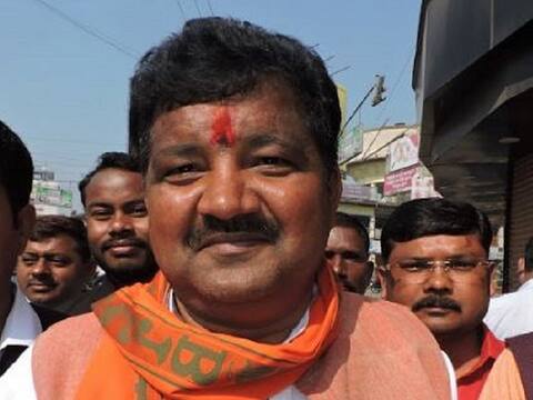 गोरखपुर: विधायक विपिन सिंह एक्शन में, सड़क का काम खराब मिलने पर अधिकारियों को लगाई फटकार गोरखपुर: विधायक विपिन सिंह एक्शन में, सड़क का काम खराब मिलने पर अधिकारियों को लगाई फटकार