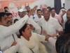 UP: कांग्रेस राष्ट्रीय सचिव सचिन नायक के सामने महिला का हंगामा, कार्यकर्ताओं ने कर दी पिटाई