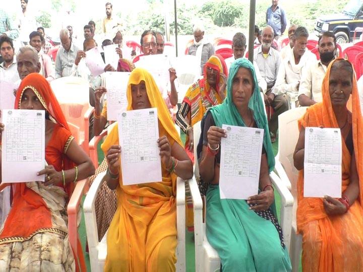 प्रधानमंत्री की स्वामित्व योजना: जालौन के 11 गांवों में बांटे गये प्रॉपर्टी कार्ड, लोगों में खुशी की लहर