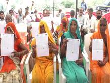 प्रधानमंत्री की स्वामित्व योजना: जालौन के 11 गांवों में बांटे गये प्रॉपर्टी कार्ड, लोगों में खुशी की लहर