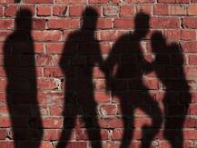 फिरोजाबाद में पड़ोसी की दबंगई, महिला को लात-घूंसों से पीटा, CCTV में कैद घटना