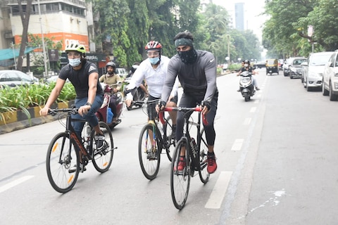 Spotted: सैलून के बाहर मलाइका अरोड़ा से लेकर साइकिल चलाते रणबीर कपूर तक मुंबई में स्पॉट हुए ये सितारे, देखिए तस्वीरें