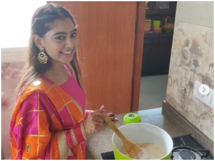 niti taylor pehli rasoi ki rasam photo goes viral over social media see beautiful bride cooking halwa मांग में सिंदूर और हाथों में चूड़ा पहने नीति टेलर ने ससुराल में निभाई पहली रसोई की रस्म, तस्वीर वायरल