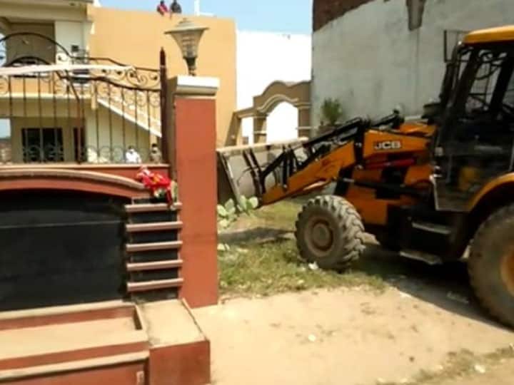 प्रयागराज: SP नेता और हिस्ट्रीशीटर रामलोचन यादव की संपत्ति पर चला बुलडोजर, पूर्व MLA विजमा यादव का है भाई history sheeter ramlochan yadav property demolished in prayagraj ann प्रयागराज: SP नेता और हिस्ट्रीशीटर रामलोचन यादव की संपत्ति पर चला बुलडोजर, पूर्व MLA विजमा यादव का है भाई