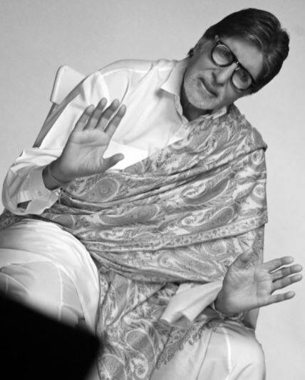 दरअसल अमिताभ के जन्मदिन के मौके पर उनके हजारों फैंस उनकी झलक पाने उनके घर 'जलसा' के बाहर आए थे.  (Photo Credit: Amitabh Bachchan Instagram)