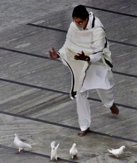 बिग बी हर बार की तरह इस बार अपने प्रशंसकों से मिलने और बधाई स्वीकार करने के लिए बाहर नहीं आ सके. (Photo Credit: Amitabh Bachchan Instagram)