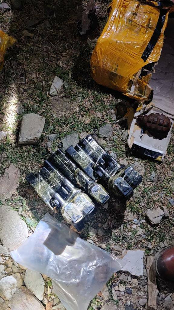 पाकिस्तानी सेना के आतंकियों को हथियारों की स्मगलिंग की कोशिश का भांडाफोड़, LoC के पास मिला हथियारों से भरा बैग