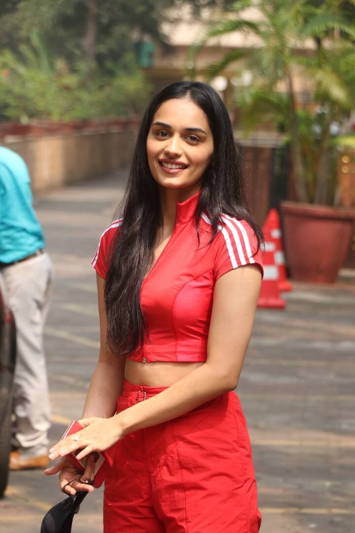 मानुषी छिल्लर इस दौरान अपने फैंस के लिए हाथ हिलाते हुए भी नजर आईं. मानुषी ने कोई मेकअप नहीं किया हुआ था. बिना मेकअप के भी वह बहुत ही खूबसूरत दिख रही हैं.