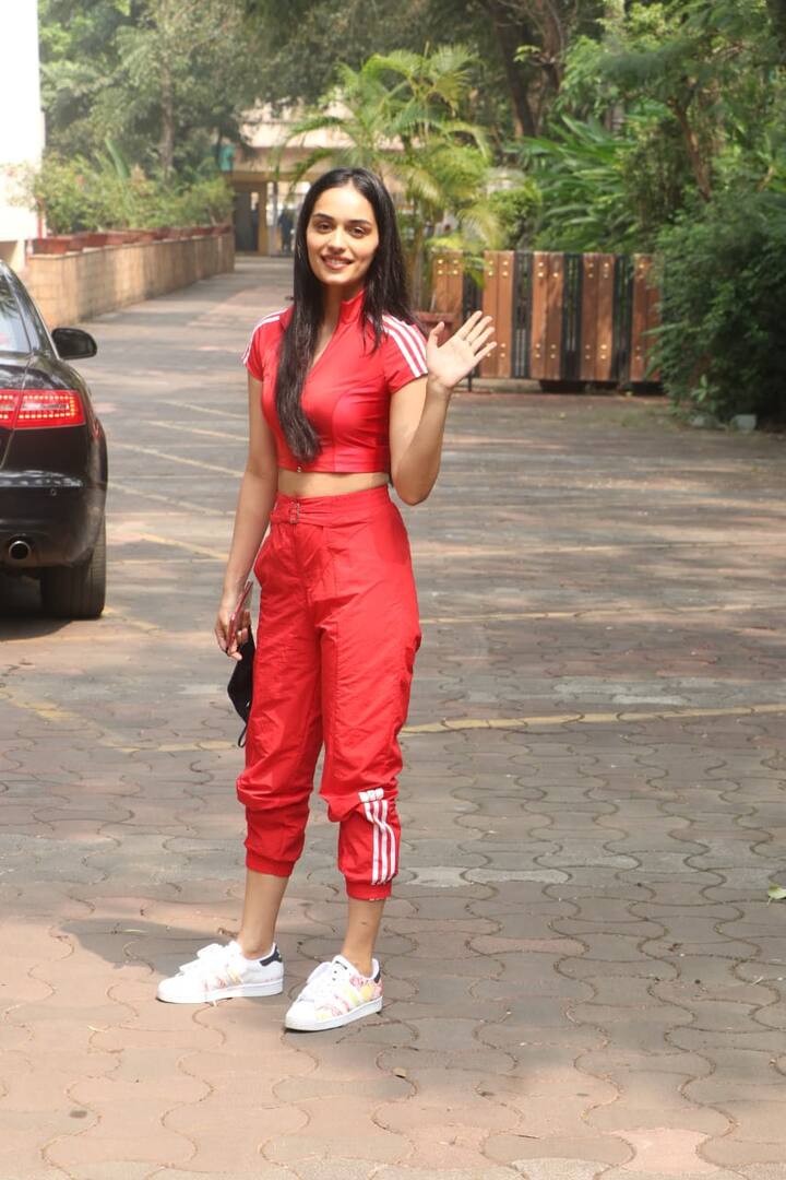 हरियाणा के मुख्यमंत्री मनोहर लाल खट्टर ने सामाजिक जागरुकता के लिए मानुषी को कहा था, जिसके बाद मानुषी ने एक वीडियो पोस्ट के जरिए कोविड-19 से सावधान और उपाय को लेकर जागरुक करती हुई नजर आईं थी.