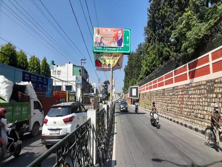 Dehradun beauty fade due to wish message written on sign board ann दून की सड़कें हुईं बदरंग, साइन बोर्ड पर लिखे बधाई संदेशों से बिगड़ी शहर की खूबसूरती, पढ़ें ये रिपोर्ट