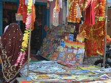 मेरठ: नवरात्रि की तैयारियां शुरू, मां के श्रंगार और सजावट के सामानों से बाजार सजे, लोगों में उत्साह