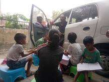 चलती फिरती पाठशाला हैं मेरठ के कार वाले मास्टर जी, बच्चों को पढ़ाने का हैरान करने वाला जुनून, पढ़ें ये खबर