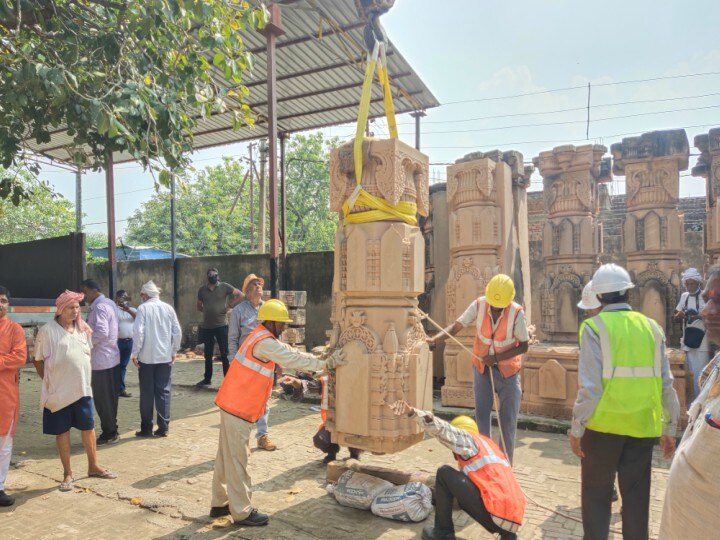 The work to build pillars for the foundation of Ram temple will start from October 15, the carved stones are being taken to the temporary workshop ann राम मंदिर की बुनियाद के लिए पिलर्स बनाने का काम 15 अक्टूबर से होगा शुरू, तराशे गए पत्थरों को अस्थाई कार्यशाला ले जाया जया जा रहा